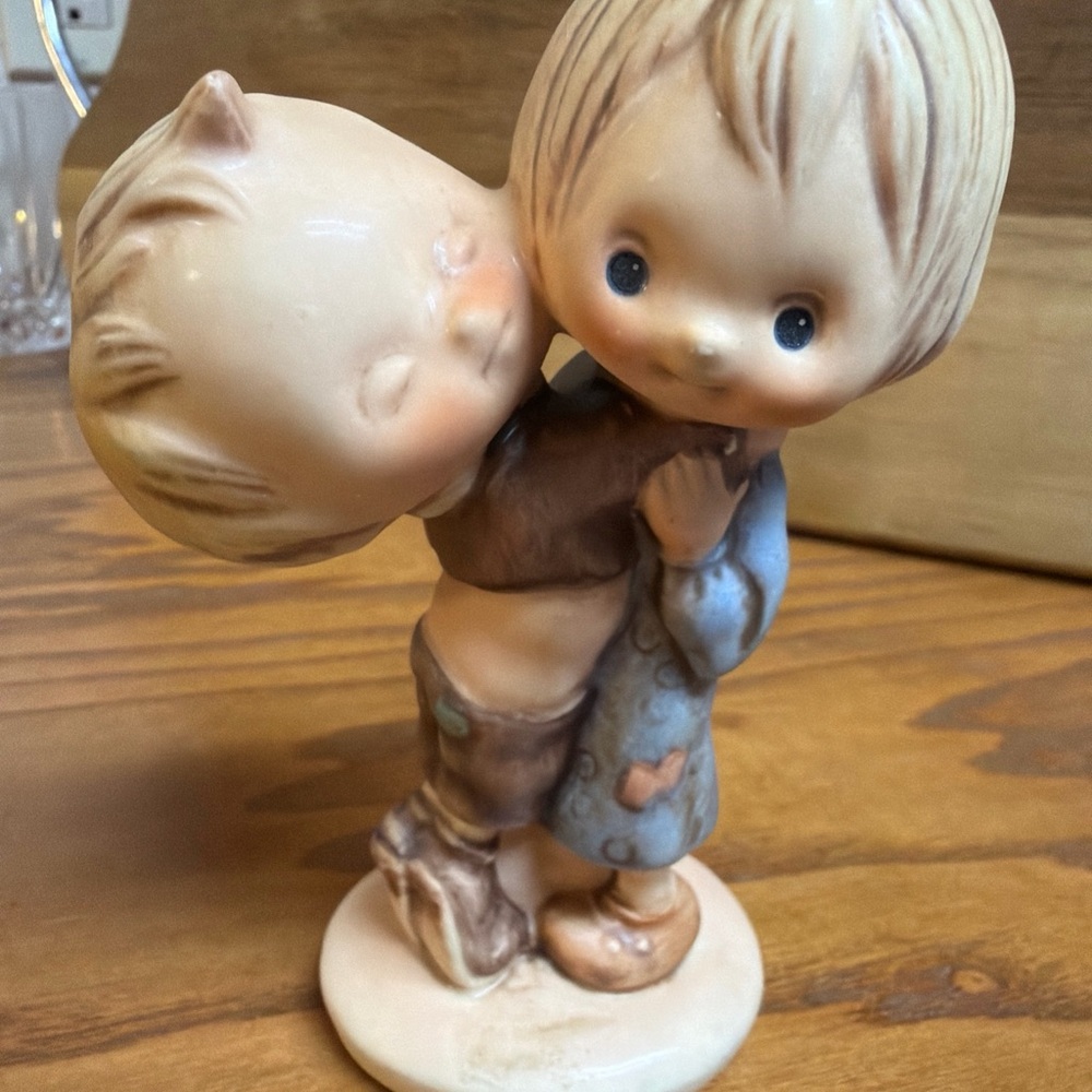 Adorable Vintage Goebel Germany Ceramic Figurine of Hugging Children 4” tall